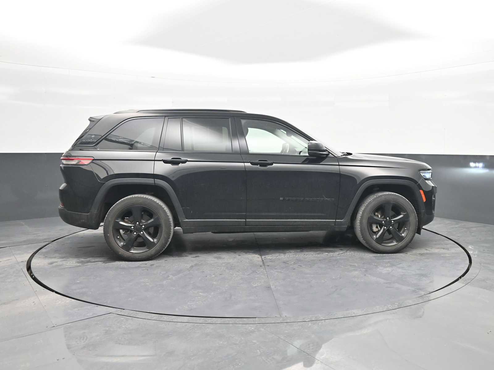 Used 2023 Jeep Grand Cherokee Limited w/ Black Appearance Package image 9