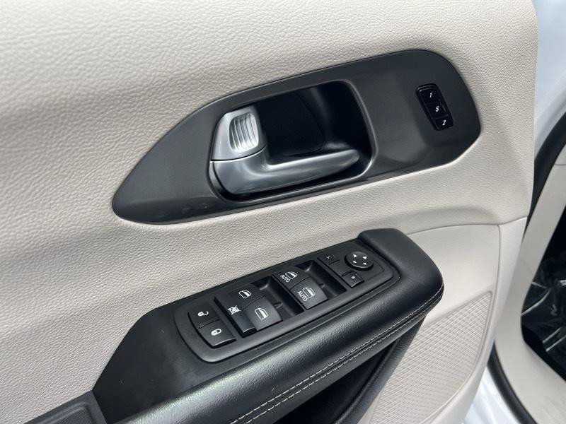 Used 2024 Chrysler Pacifica Limited FWD image 28