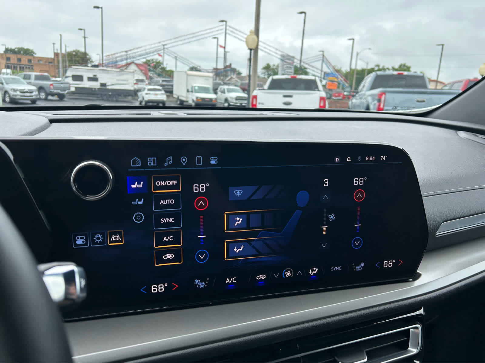 Used 2025 Chevrolet Traverse LT image 36