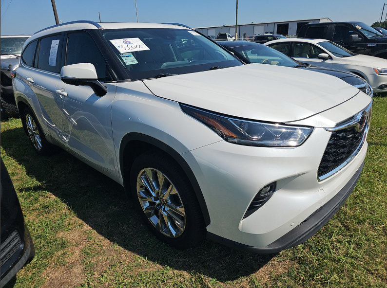 Used 2023 Toyota Highlander Limited FWD image 5