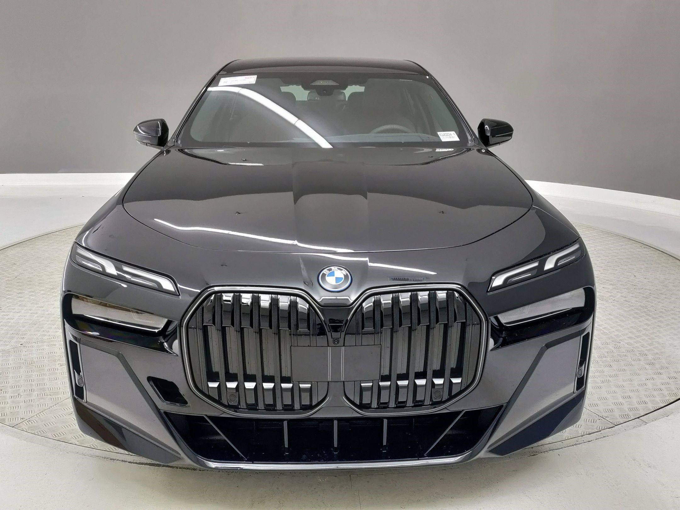Used 2025 BMW i7 xDrive60 w/ Premium Package image 2