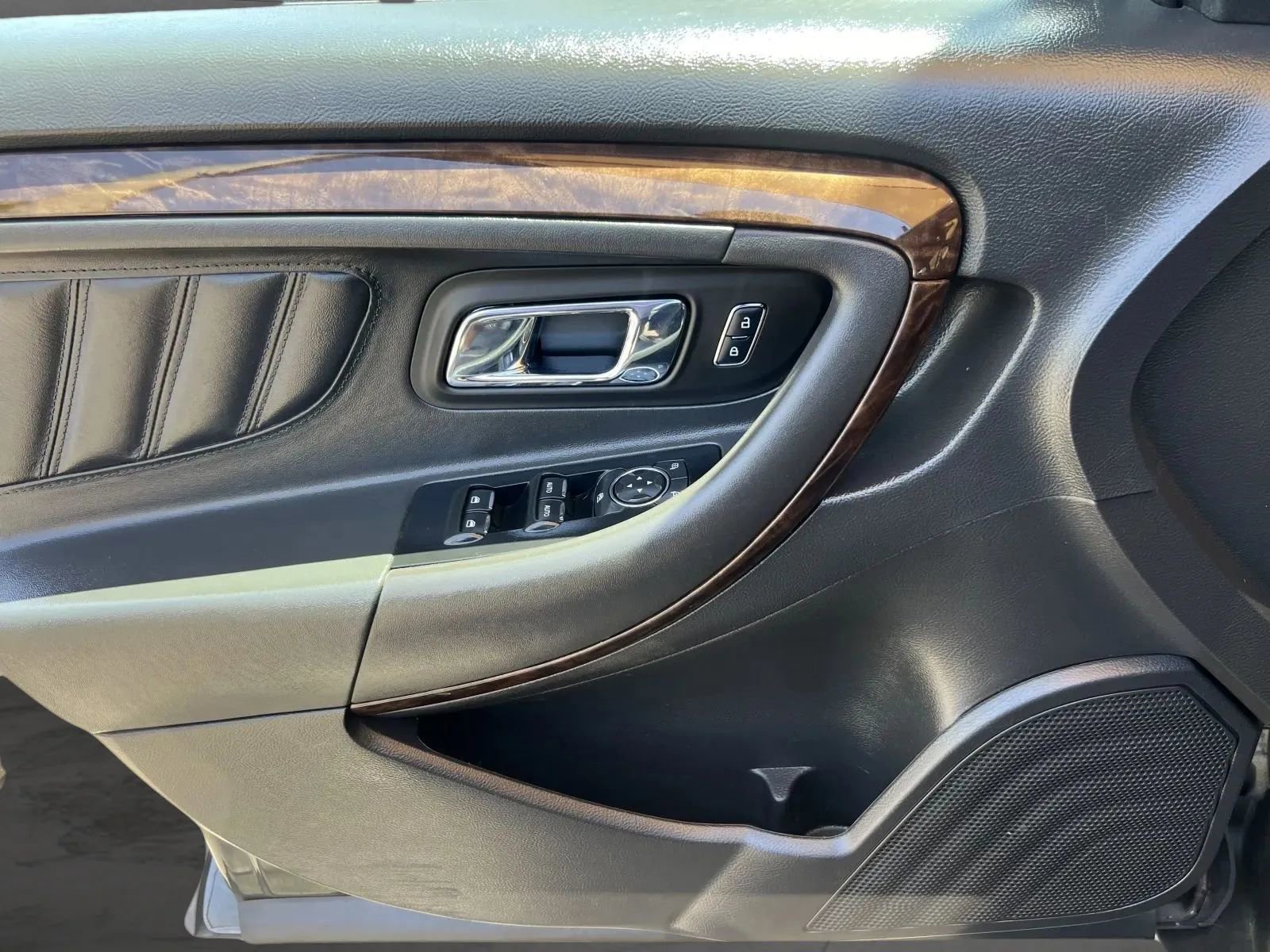 Used 2019 Ford Taurus Limited FWD image 14