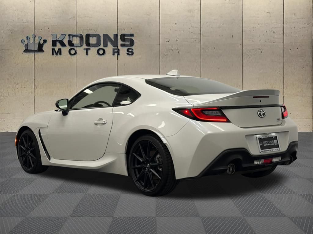 Used 2025 Toyota GR86 Premium RWD image 5
