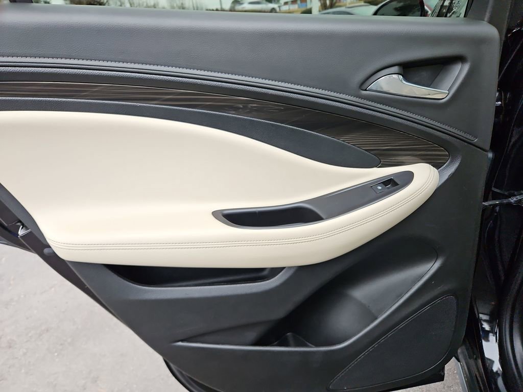 Used 2019 Buick Envision Essence image 31