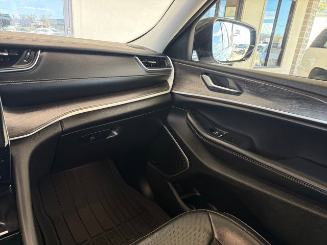 Used 2023 Jeep Grand Cherokee L Limited w/ Luxury Tech Group II image 25