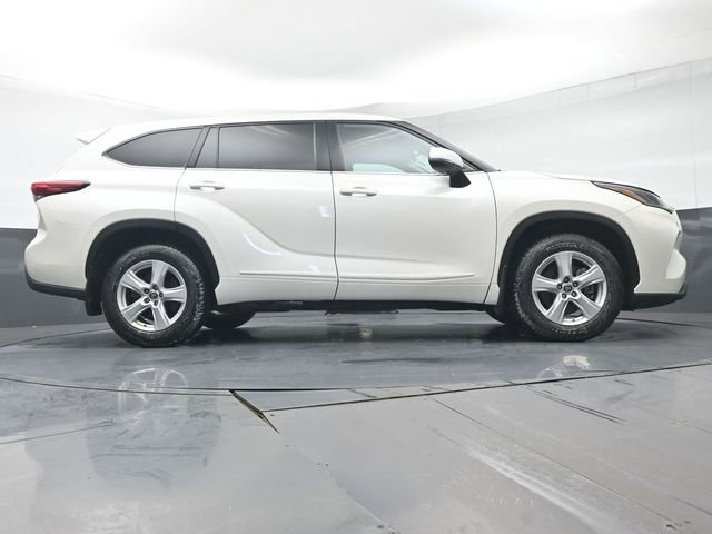 Used 2021 Toyota Highlander LE AWD/4WD image 33