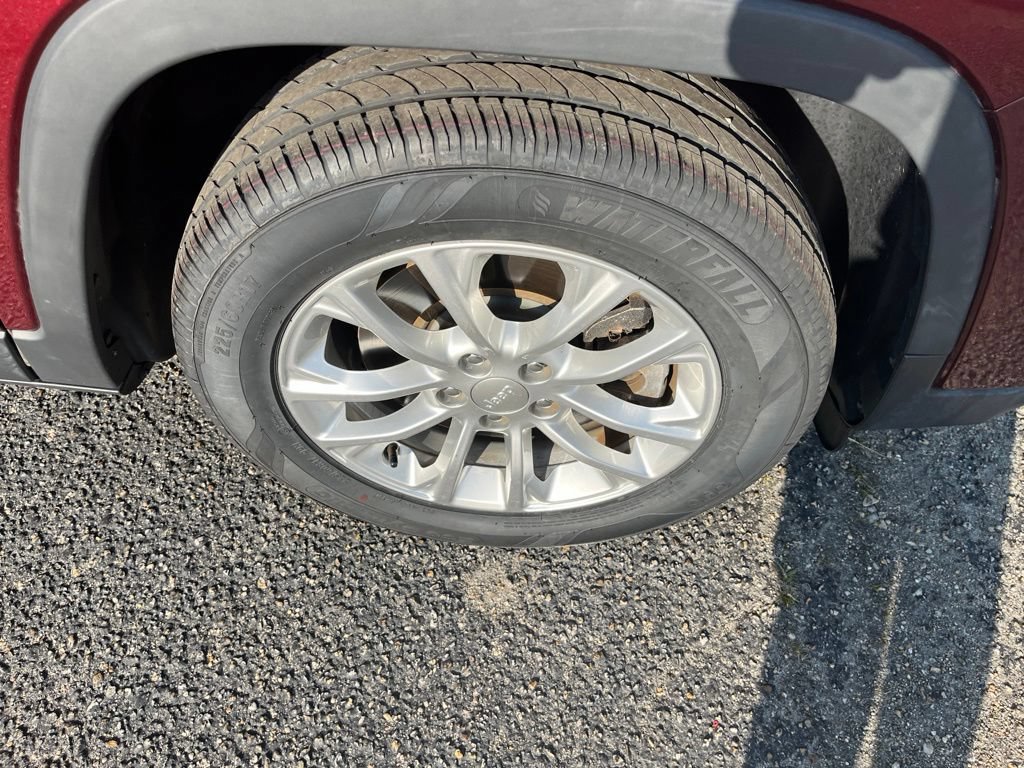Used 2019 Jeep Cherokee Latitude w/ Popular Appearance Group FWD image 40