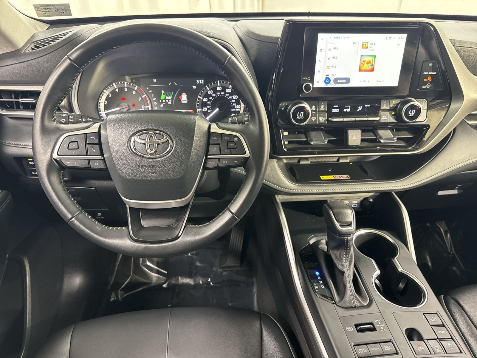 Used 2025 Toyota Highlander XLE AWD/4WD image 34