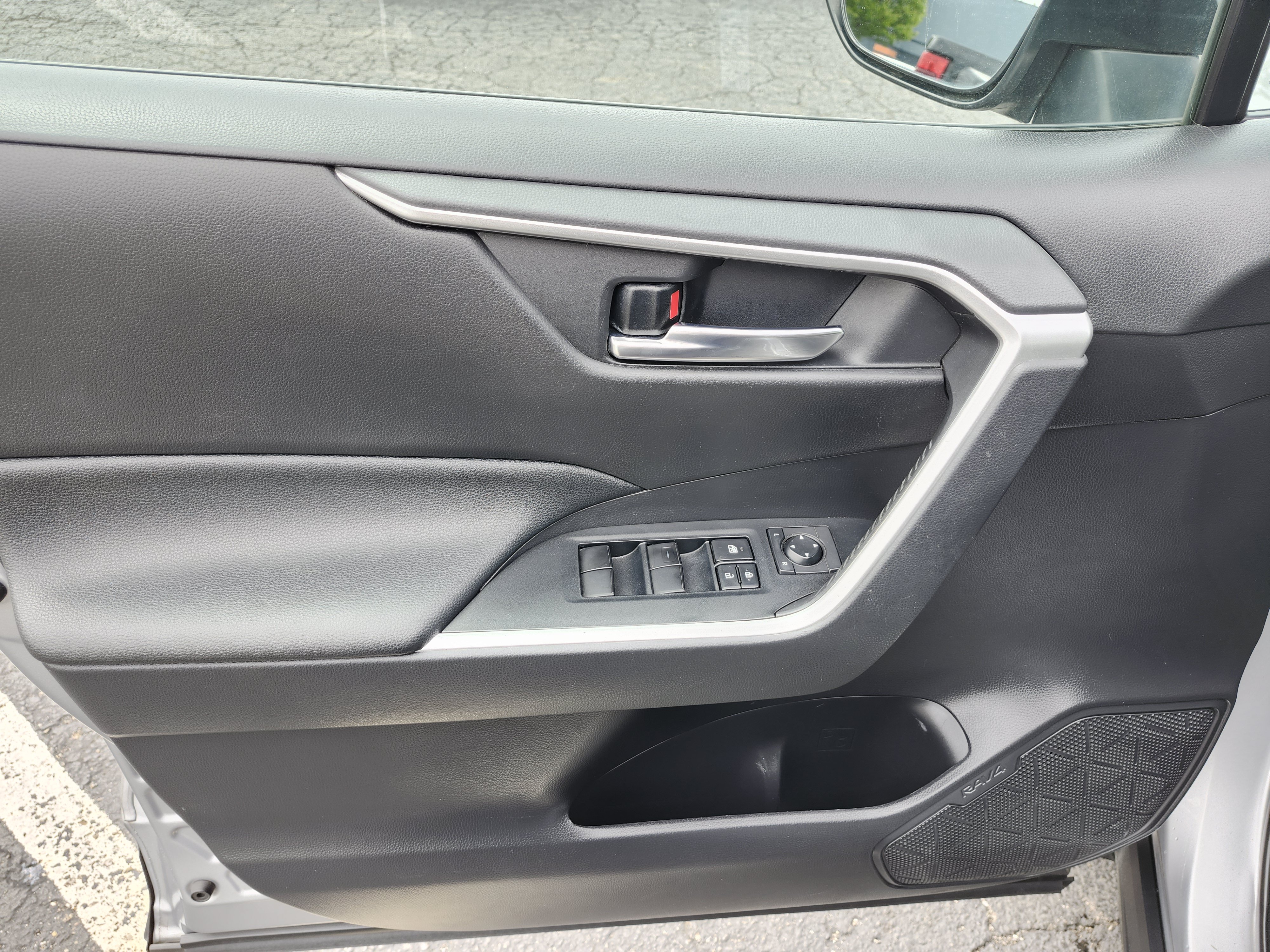 Used 2021 Toyota RAV4 XLE AWD/4WD image 26
