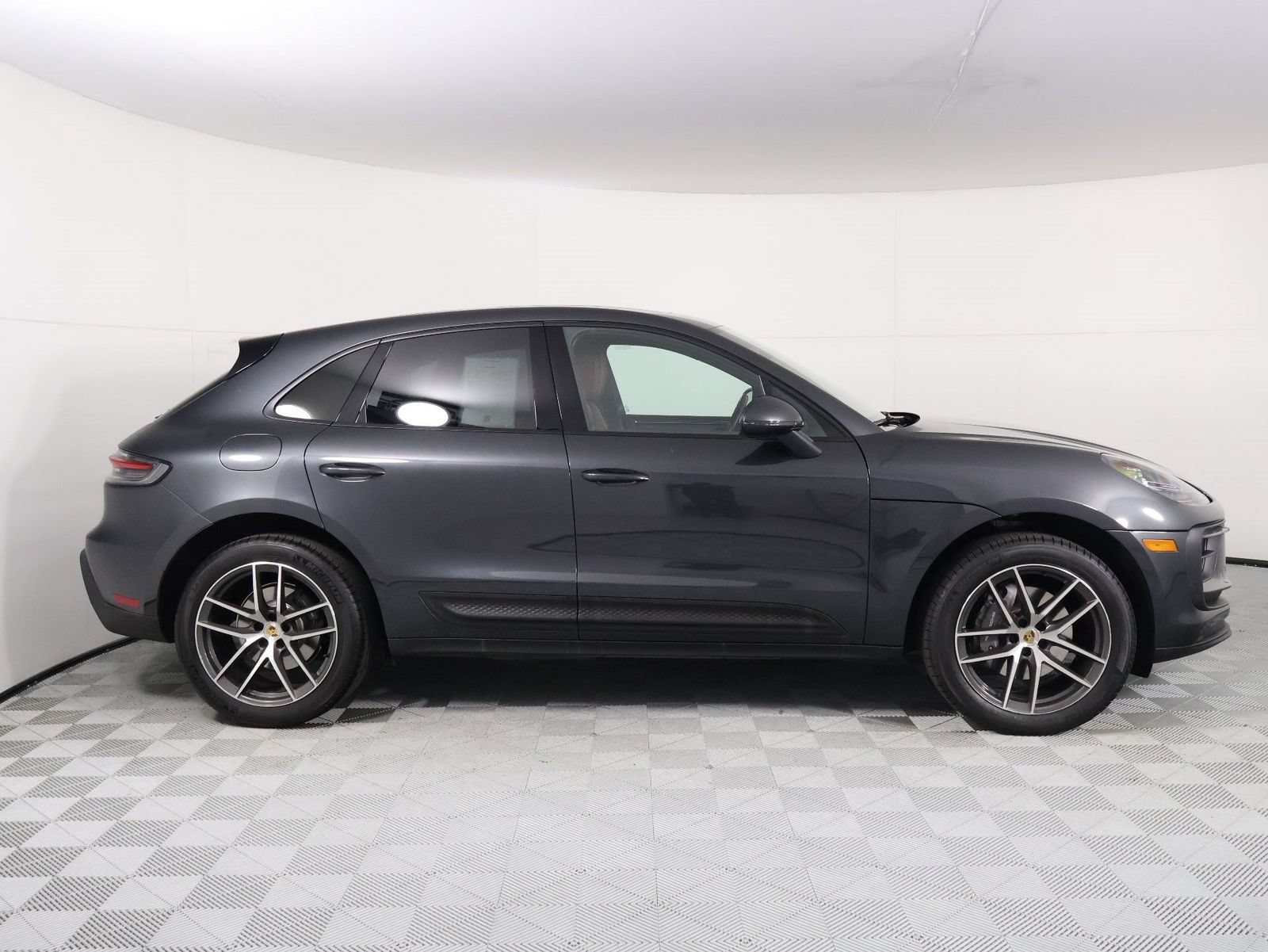 Certified 2024 Porsche Macan AWD/4WD image 8