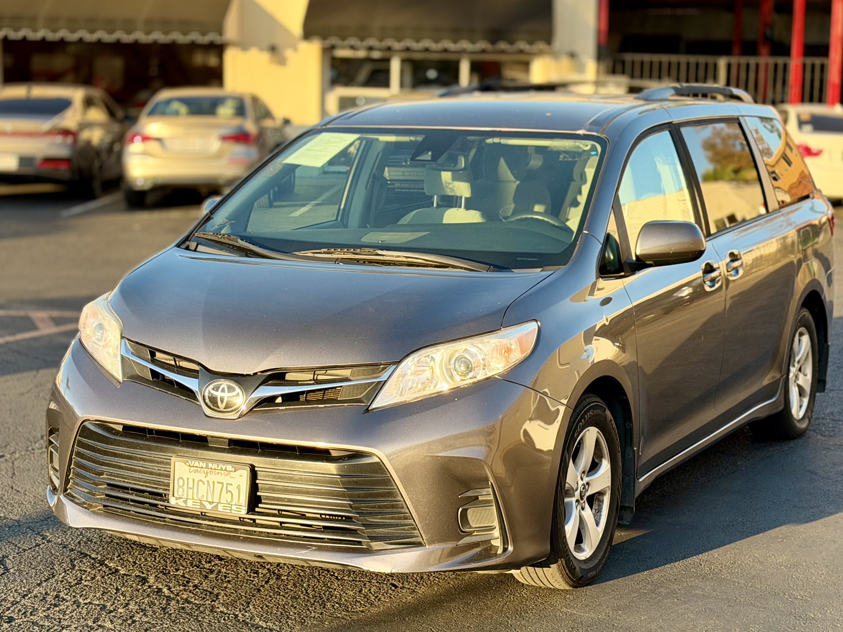 Used 2019 Toyota Sienna LE w/ Carpet Mat Package FWD image 6