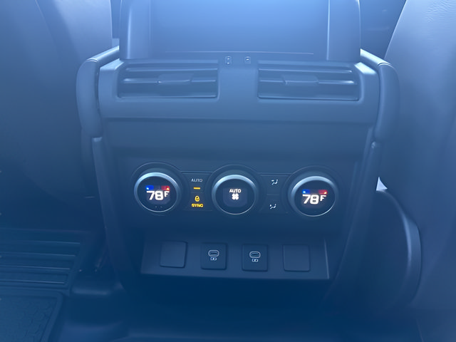 Certified 2025 Land Rover Defender 110 X-Dynamic SE AWD/4WD image 35