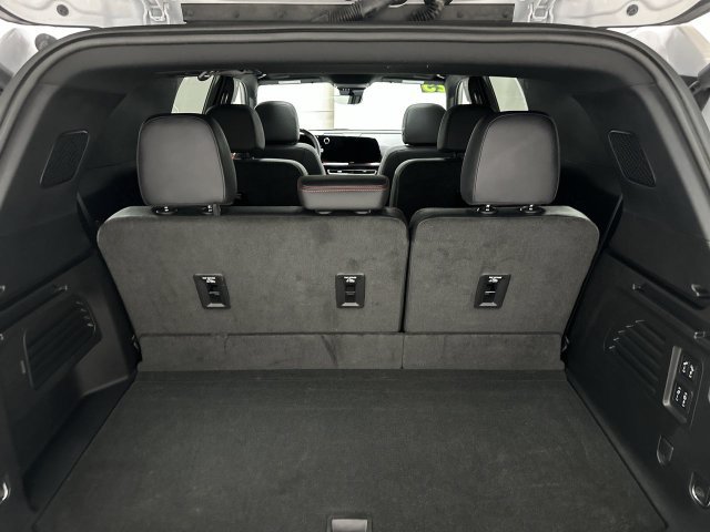 Used 2025 Chevrolet Traverse RS FWD image 17