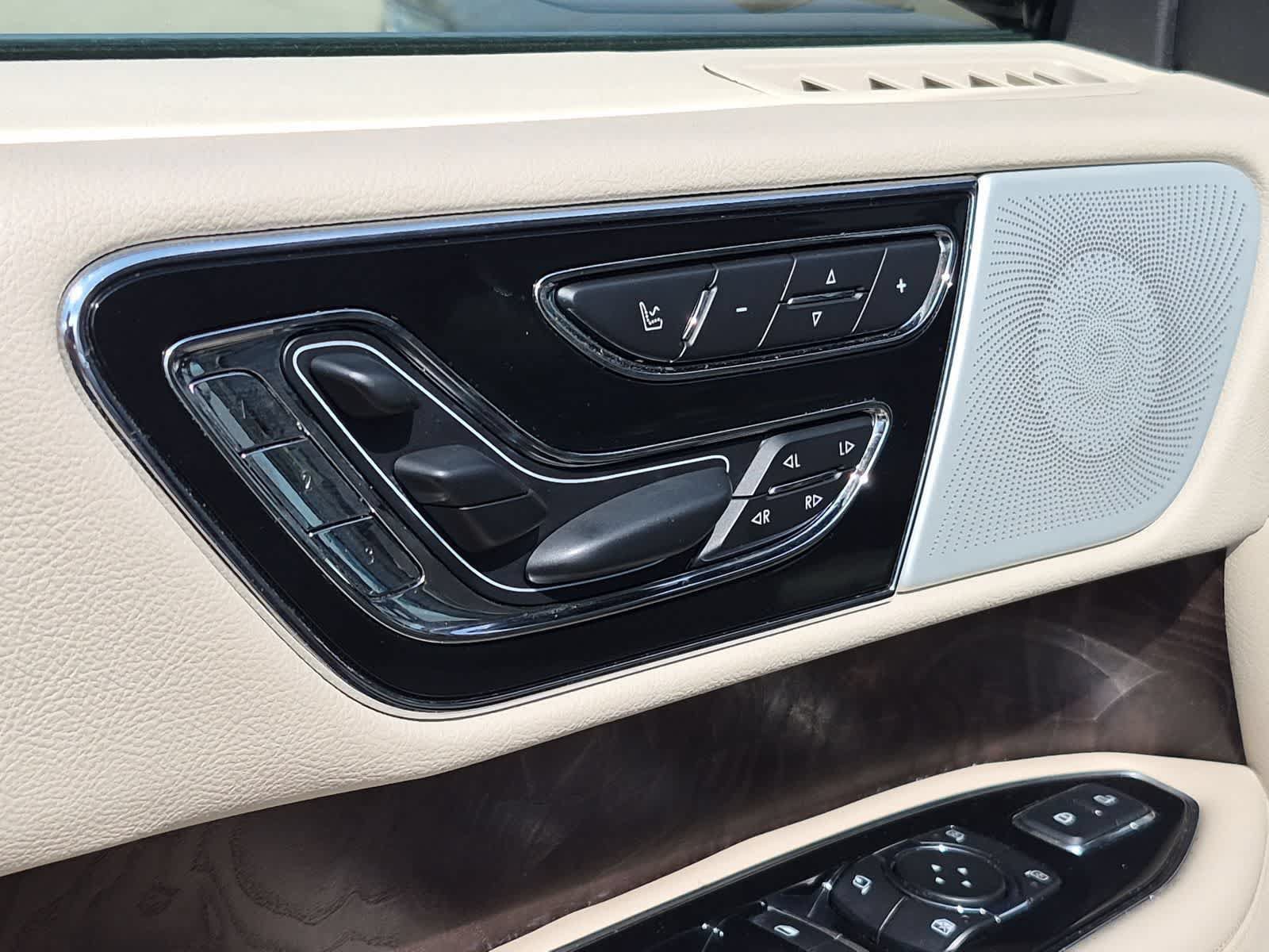 Used 2018 Lincoln Navigator Reserve w/ Technology Package AWD/4WD image 17