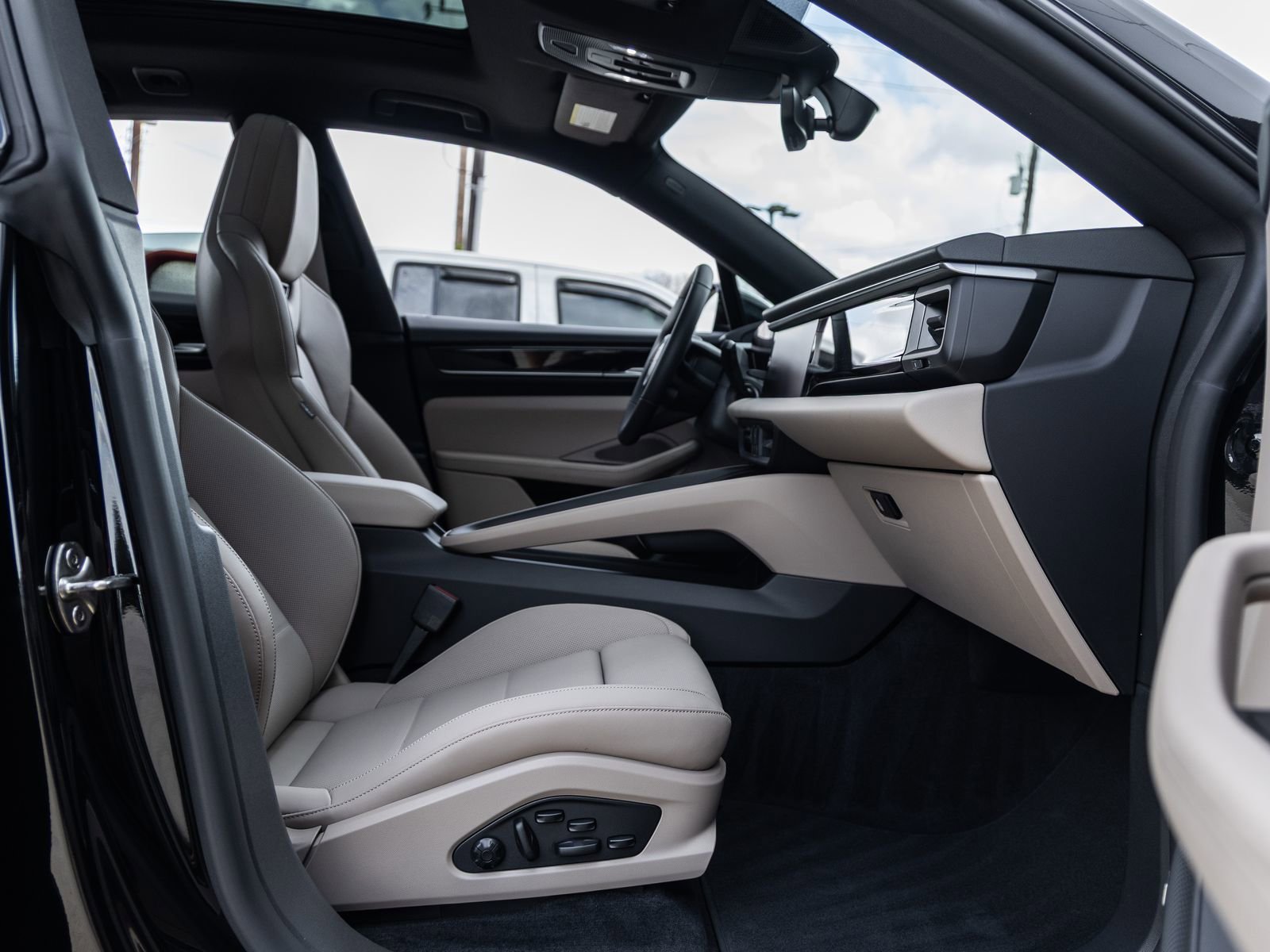 New 2026 Porsche Macan Electric RWD image 45