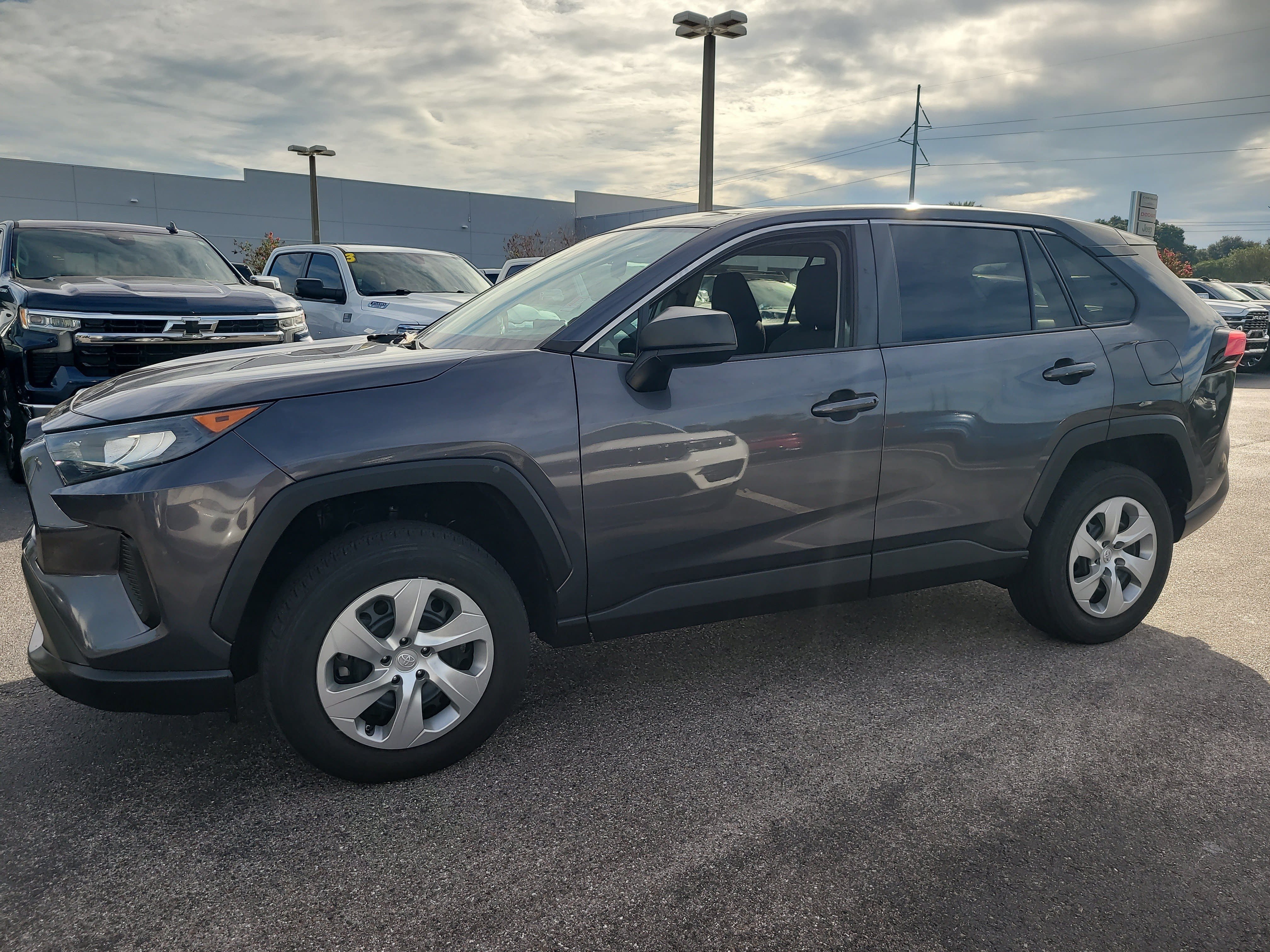 Used 2022 Toyota RAV4 LE FWD image 7