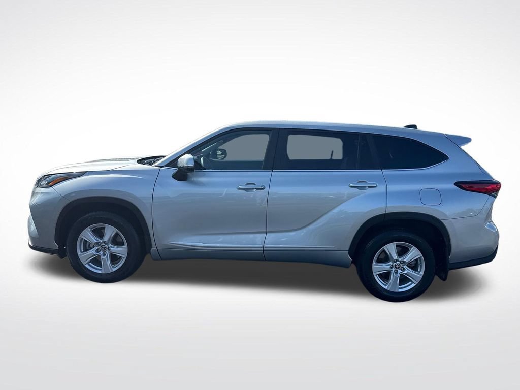 Used 2023 Toyota Highlander L FWD image 2