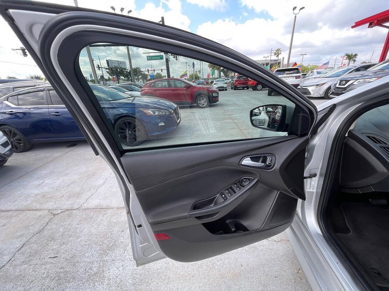 Used 2016 Ford Focus SE w/ SE Sport Package FWD image 6