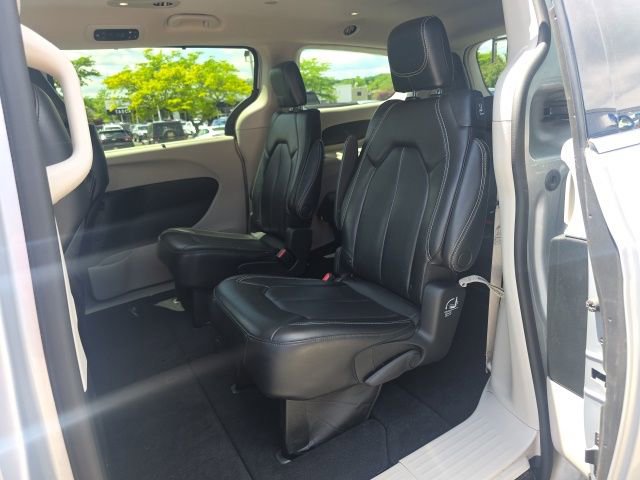 Used 2023 Chrysler Pacifica Touring-L FWD image 29