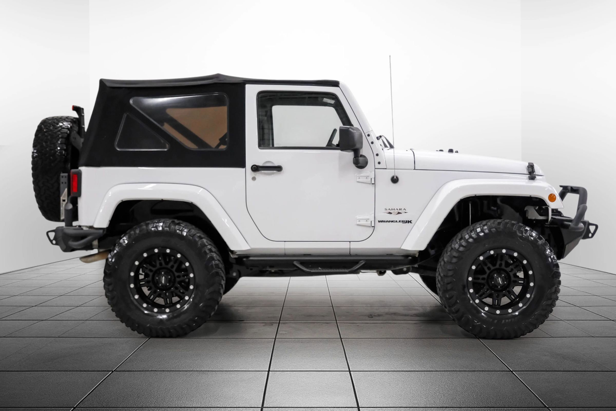Used 2018 Jeep Wrangler Sahara w/ Connectivity Group AWD/4WD image 7