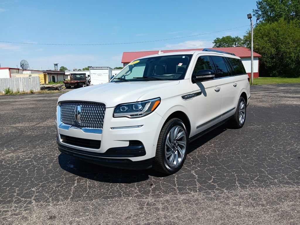 Used 2023 Lincoln Navigator L Reserve AWD/4WD image 11