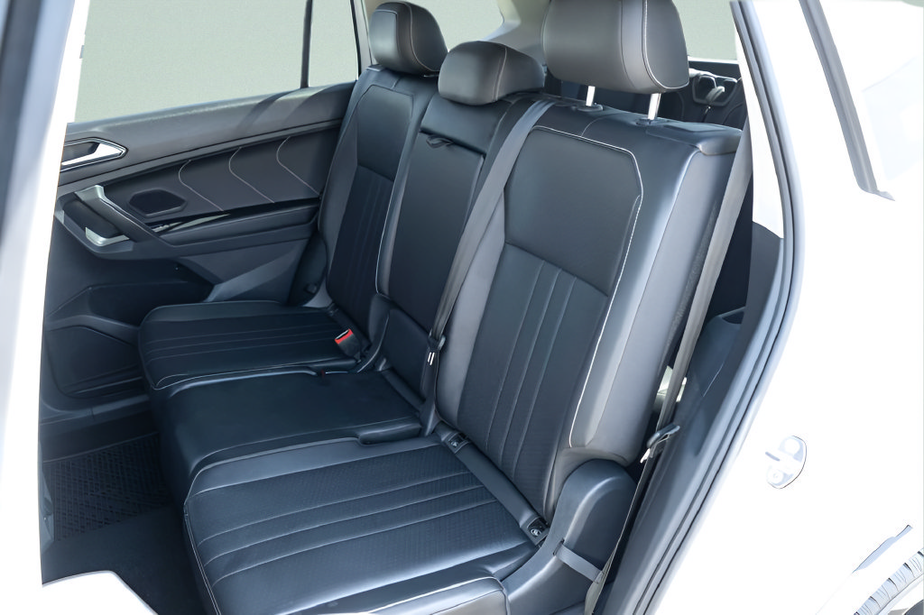 Used 2022 Volkswagen Tiguan SE w/ Panoramic Sunroof Package FWD image 13