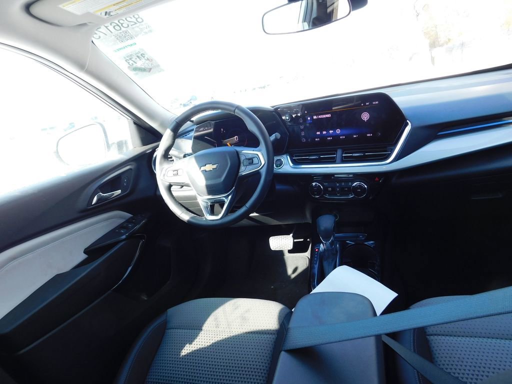 Used 2025 Chevrolet Trax LT w/ LT Convenience Package image 3