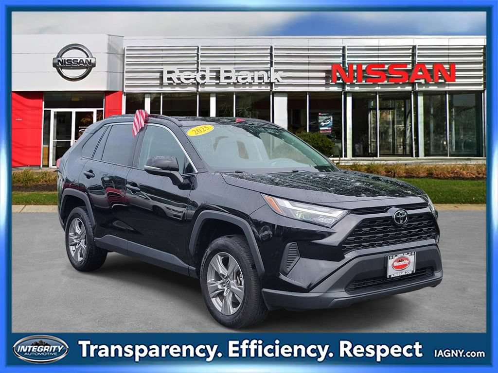 Used 2025 Toyota RAV4 XLE AWD/4WD image 1