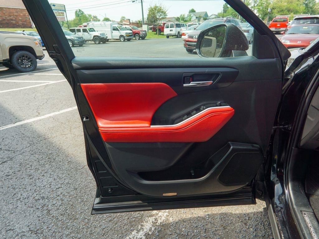 Used 2021 Toyota Highlander XSE FWD image 17
