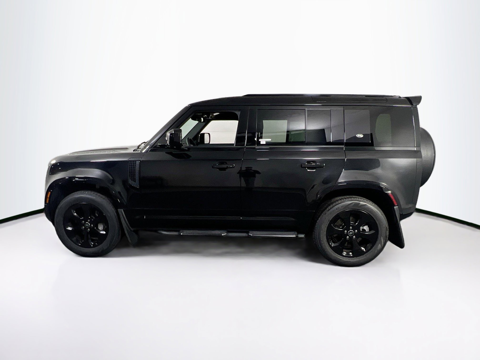 Used 2024 Land Rover Defender 110 X-Dynamic SE image 8