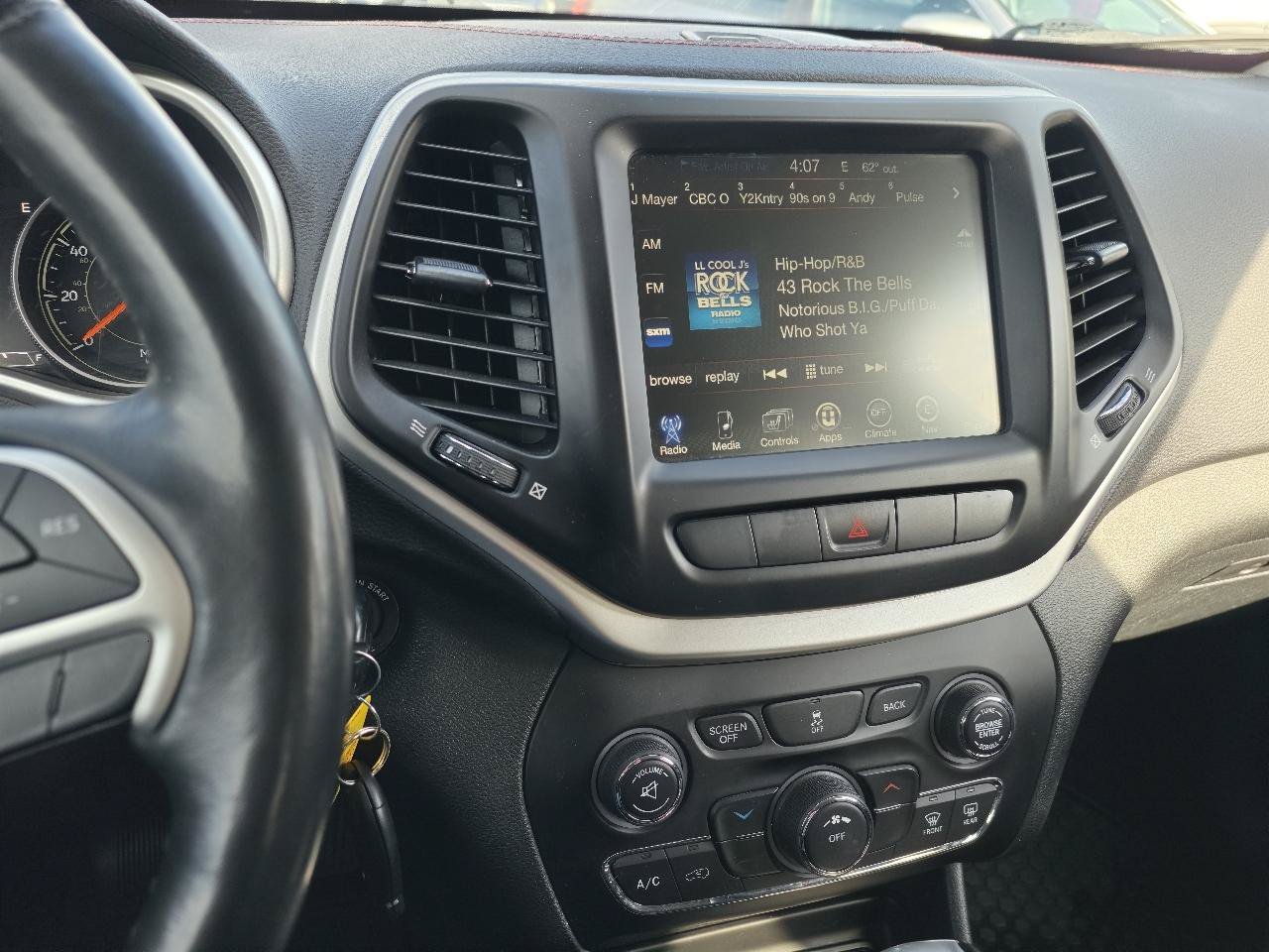 Used 2015 Jeep Cherokee Trailhawk w/ Cold Weather Group AWD/4WD image 30