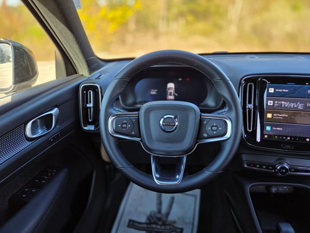Used 2025 Volvo XC40 B5 Plus image 22