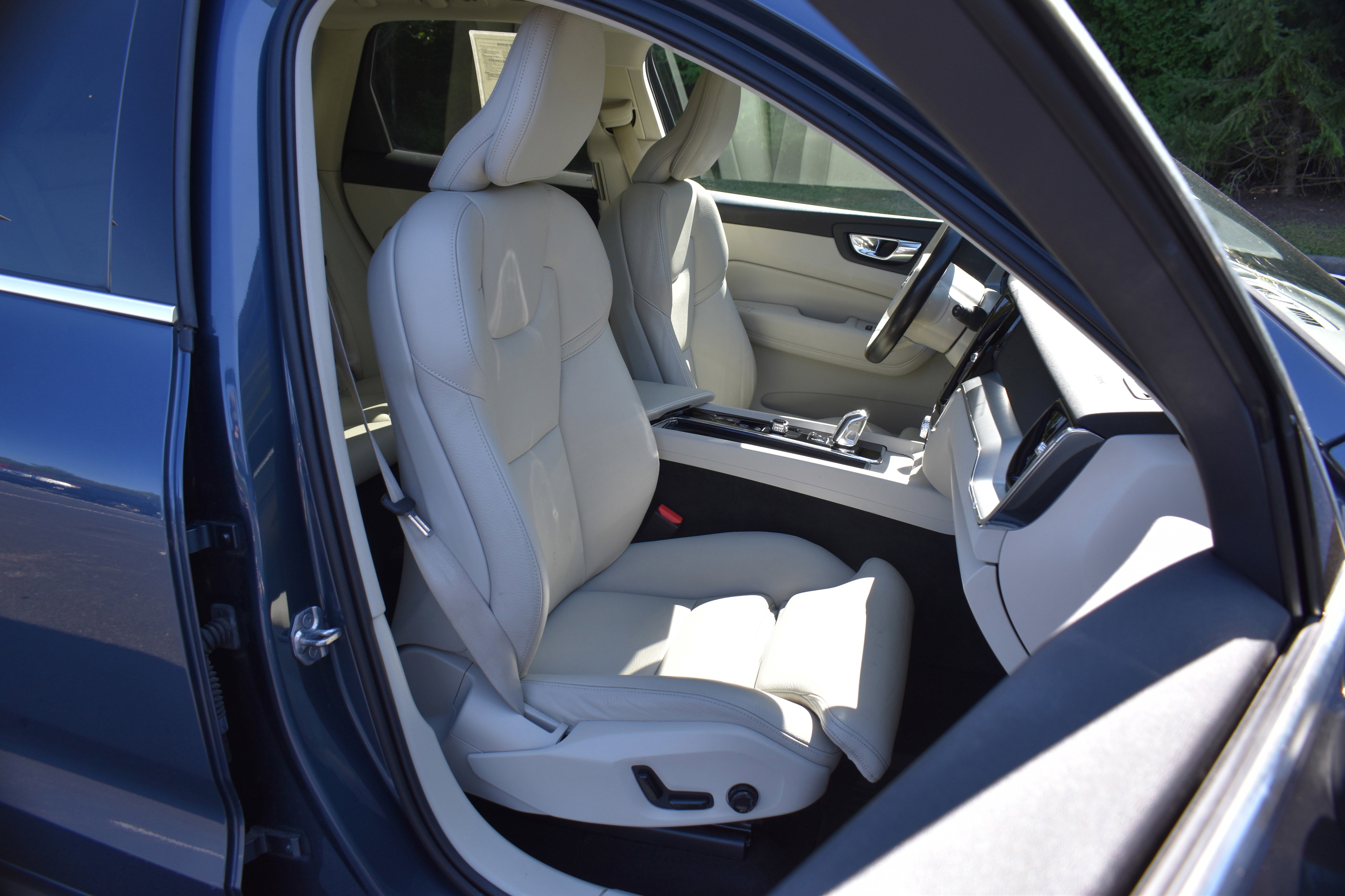 Used 2019 Volvo XC60 T8 Momentum w/ Advanced Package image 28