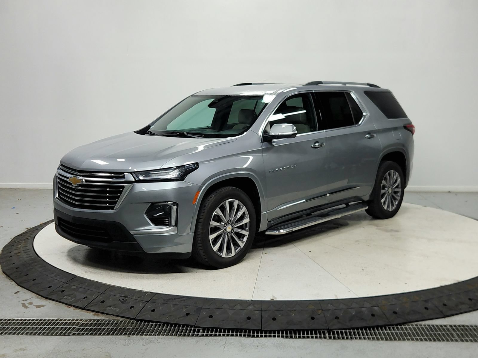 Used 2023 Chevrolet Traverse Premier FWD image 4