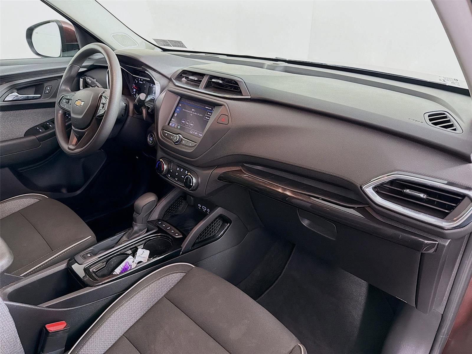 Used 2022 Chevrolet TrailBlazer LT w/ LPO, Blackout Package FWD image 28