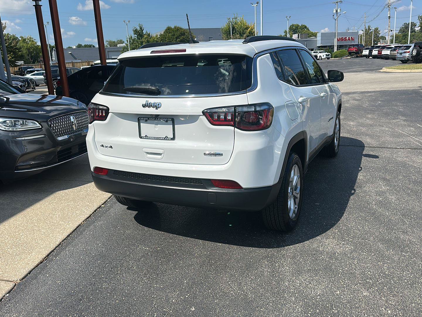 Used 2025 Jeep Compass Latitude w/ Convenience Group AWD/4WD image 3