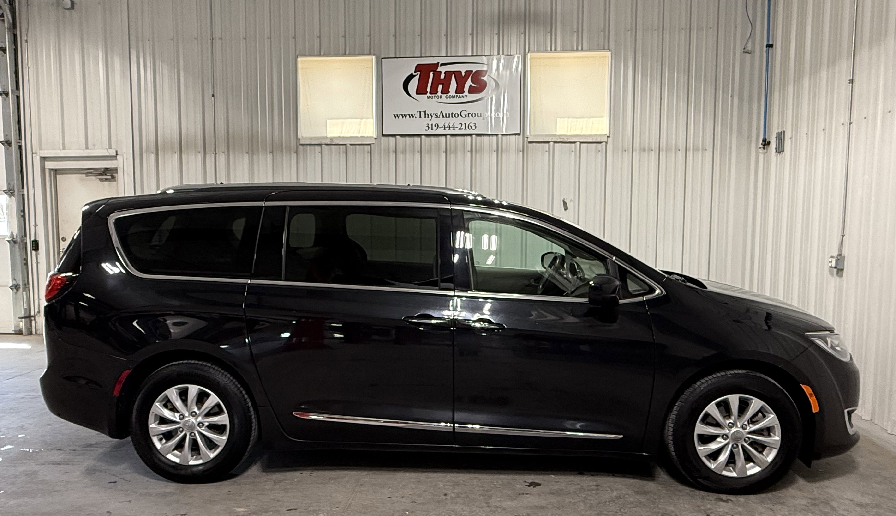Used 2018 Chrysler Pacifica Touring-L FWD image 2
