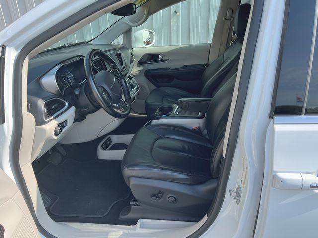 Used 2020 Chrysler Pacifica Touring-L Plus w/ Advanced Safetytec Group FWD image 12