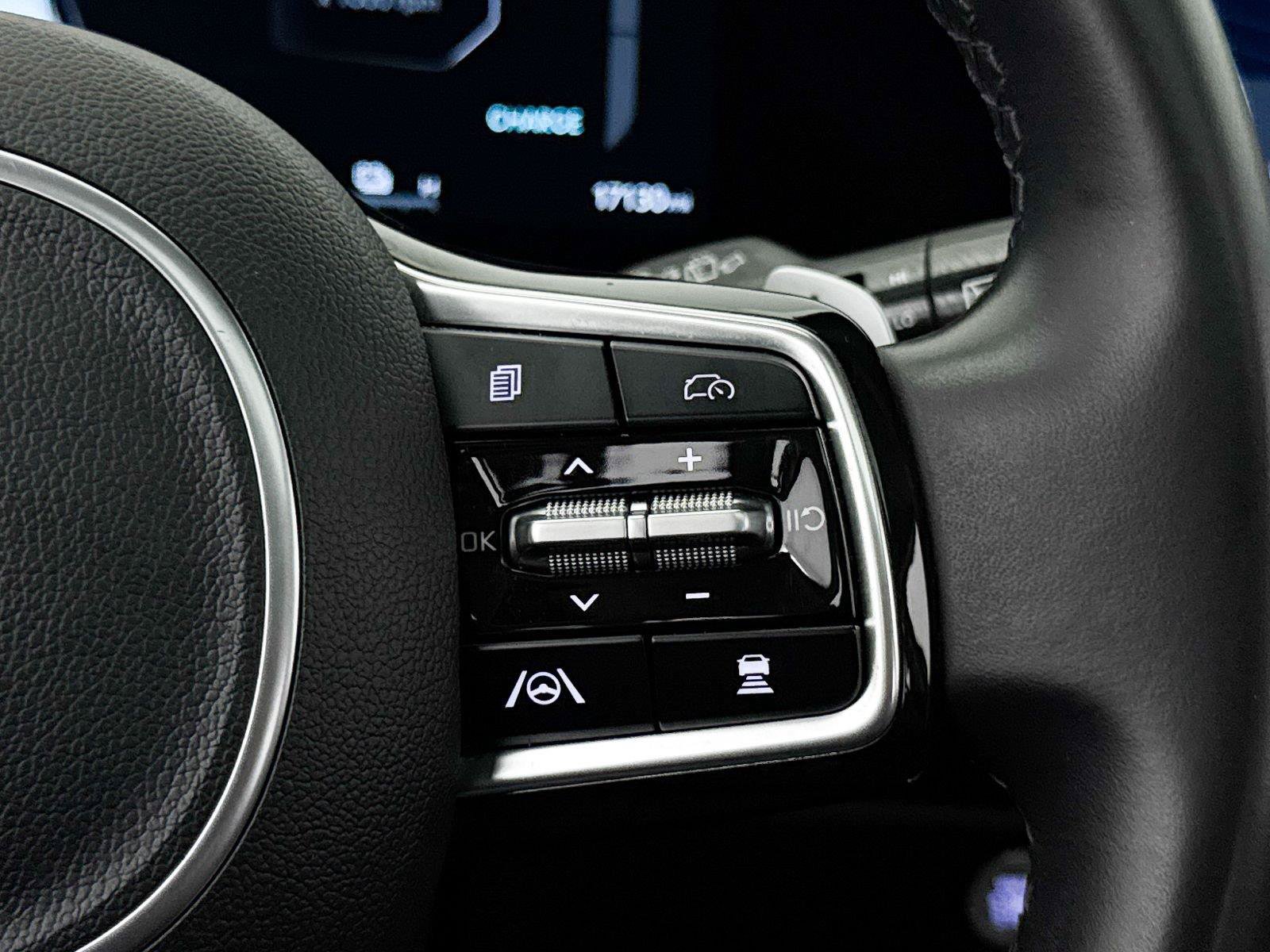 Certified 2025 Kia Carnival SX w/ SX Dark Edition Package FWD image 38