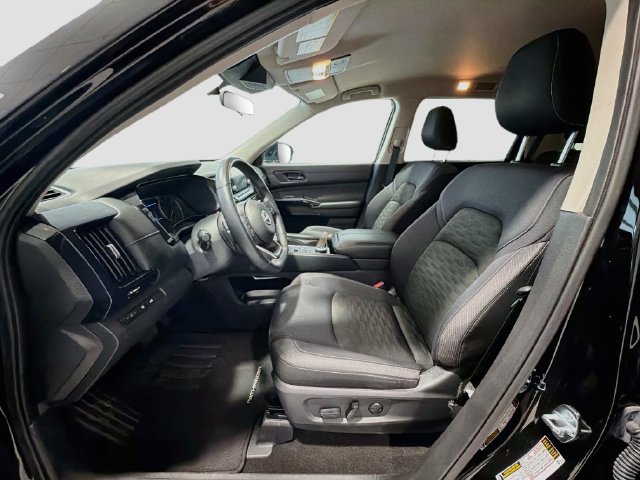 Used 2025 Nissan Pathfinder SV AWD/4WD image 18