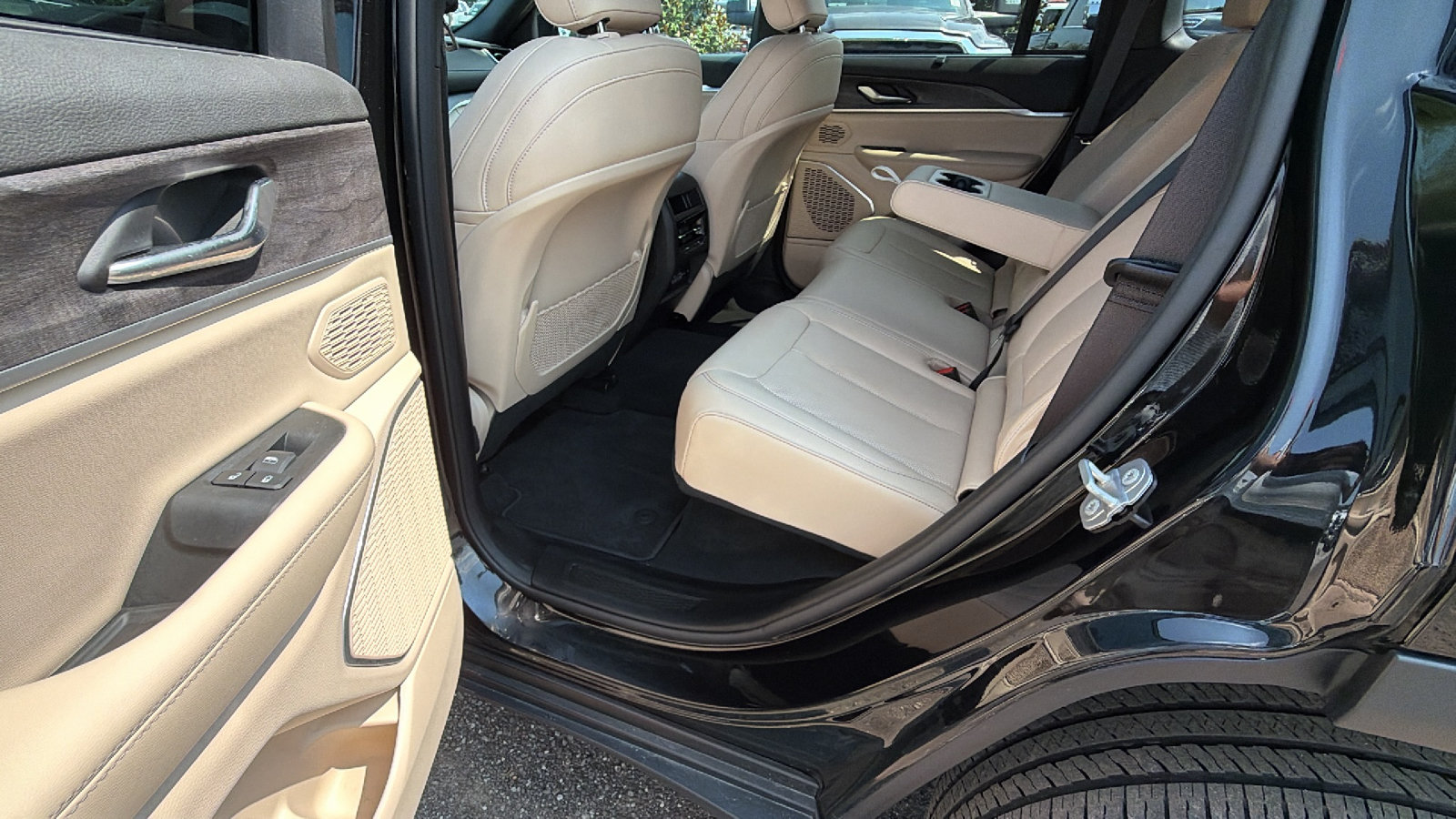 Used 2025 Jeep Grand Cherokee Limited w/ Luxury Tech Group II AWD/4WD image 20