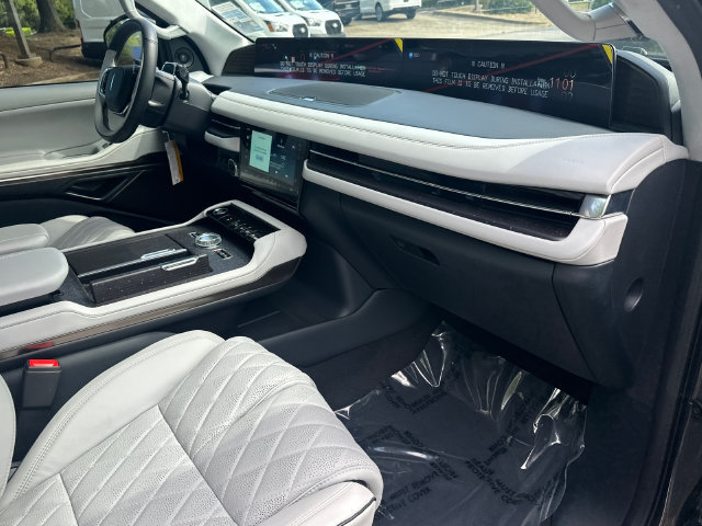 New 2026 Lincoln Navigator Black Label w/ Black Label Special Edition AWD/4WD image 15