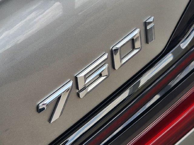 Used 2022 BMW 750i xDrive w/ M Sport Package AWD/4WD image 9