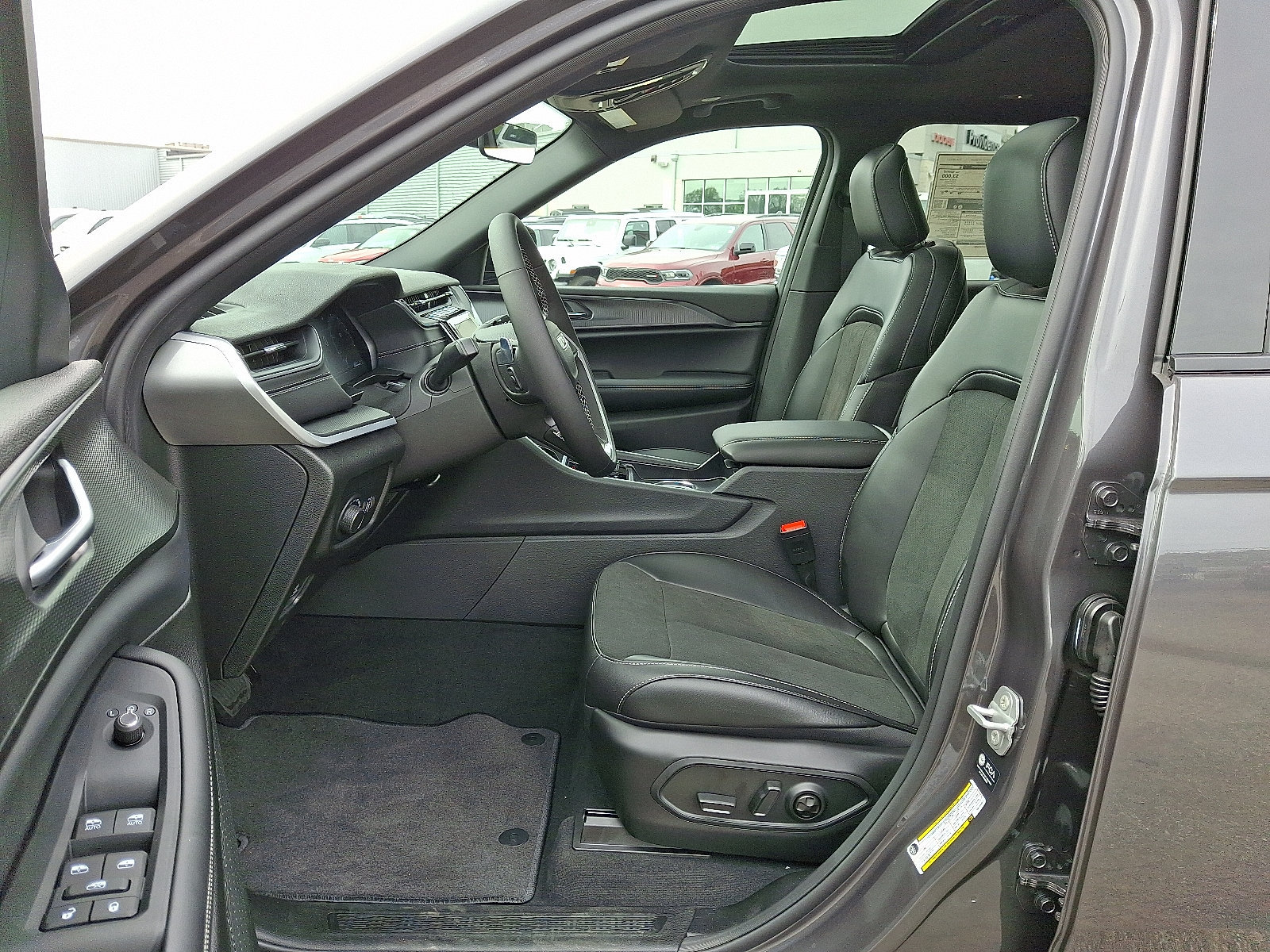 New 2025 Jeep Grand Cherokee L Altitude AWD/4WD image 9