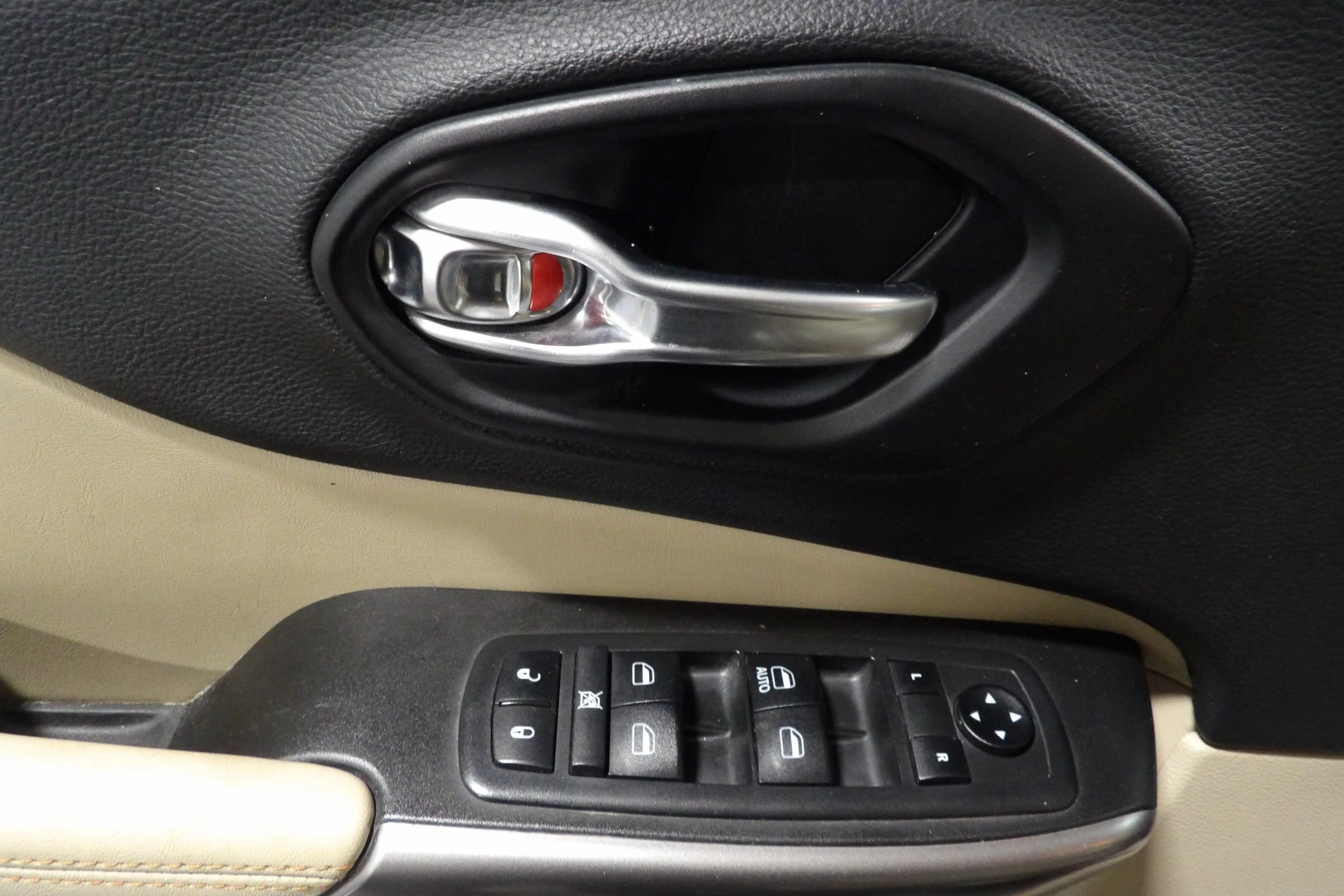 Used 2019 Jeep Cherokee Latitude w/ Cold Weather Group AWD/4WD image 8