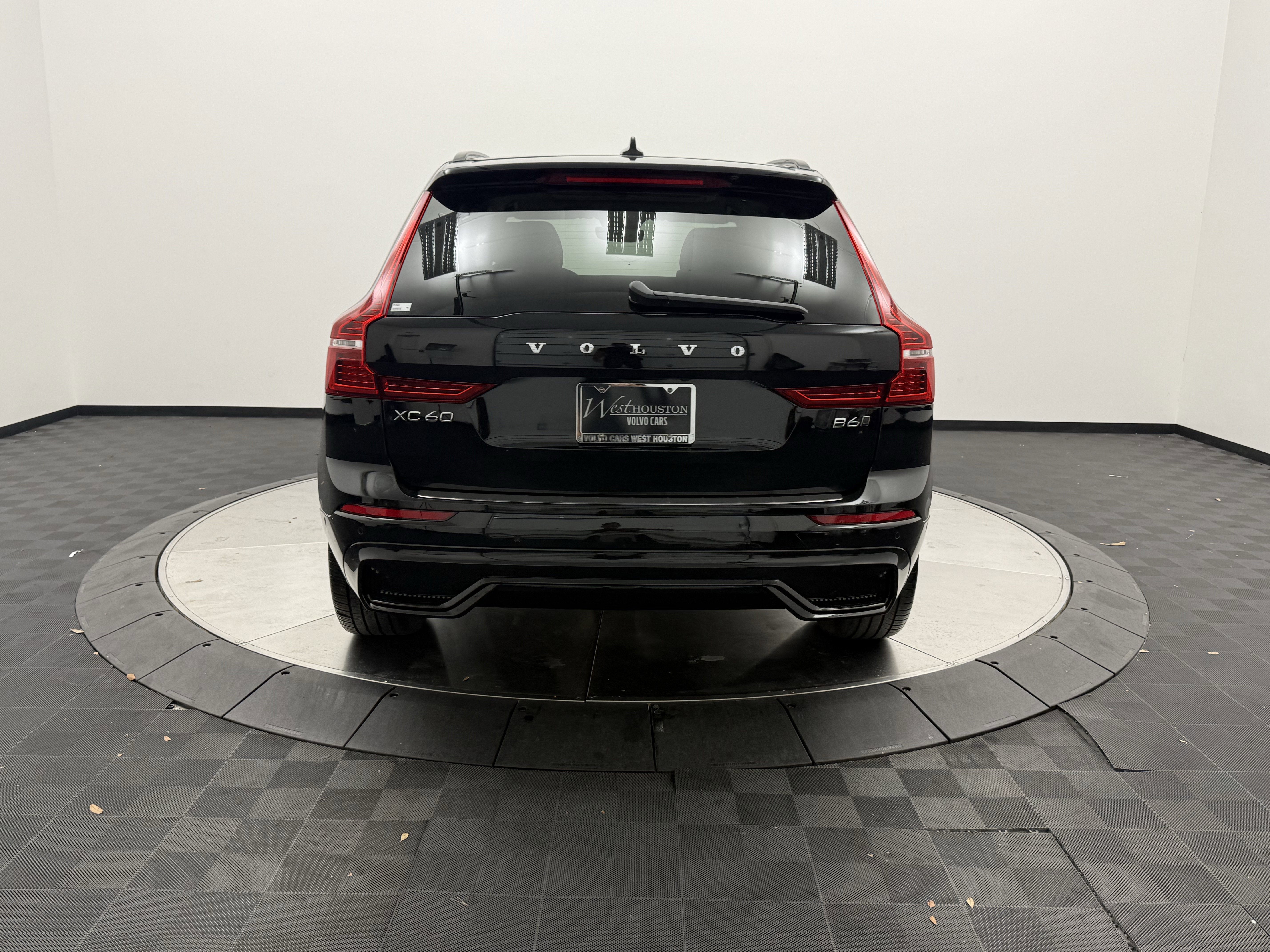 Certified 2023 Volvo XC60 B6 Ultimate w/ Protection Package Premier AWD/4WD image 6