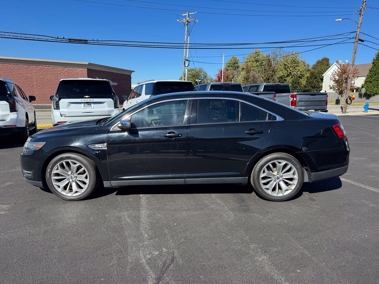 Used 2017 Ford Taurus Limited FWD image 3