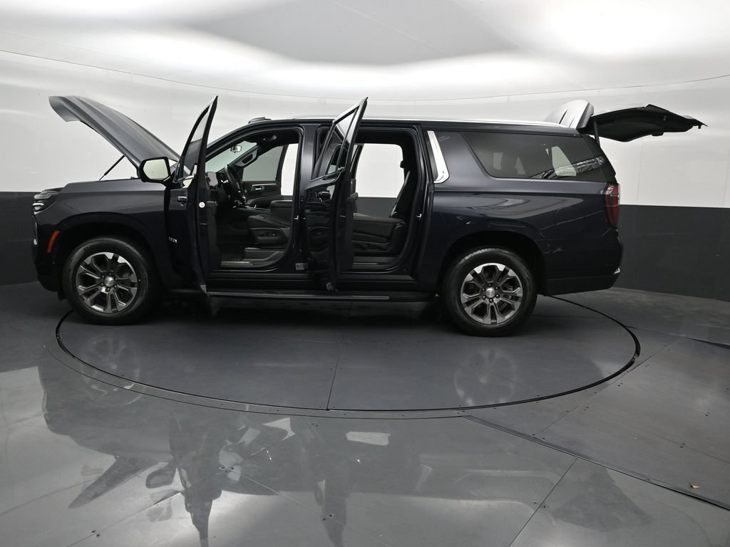 Used 2025 Chevrolet Suburban LT RWD image 35