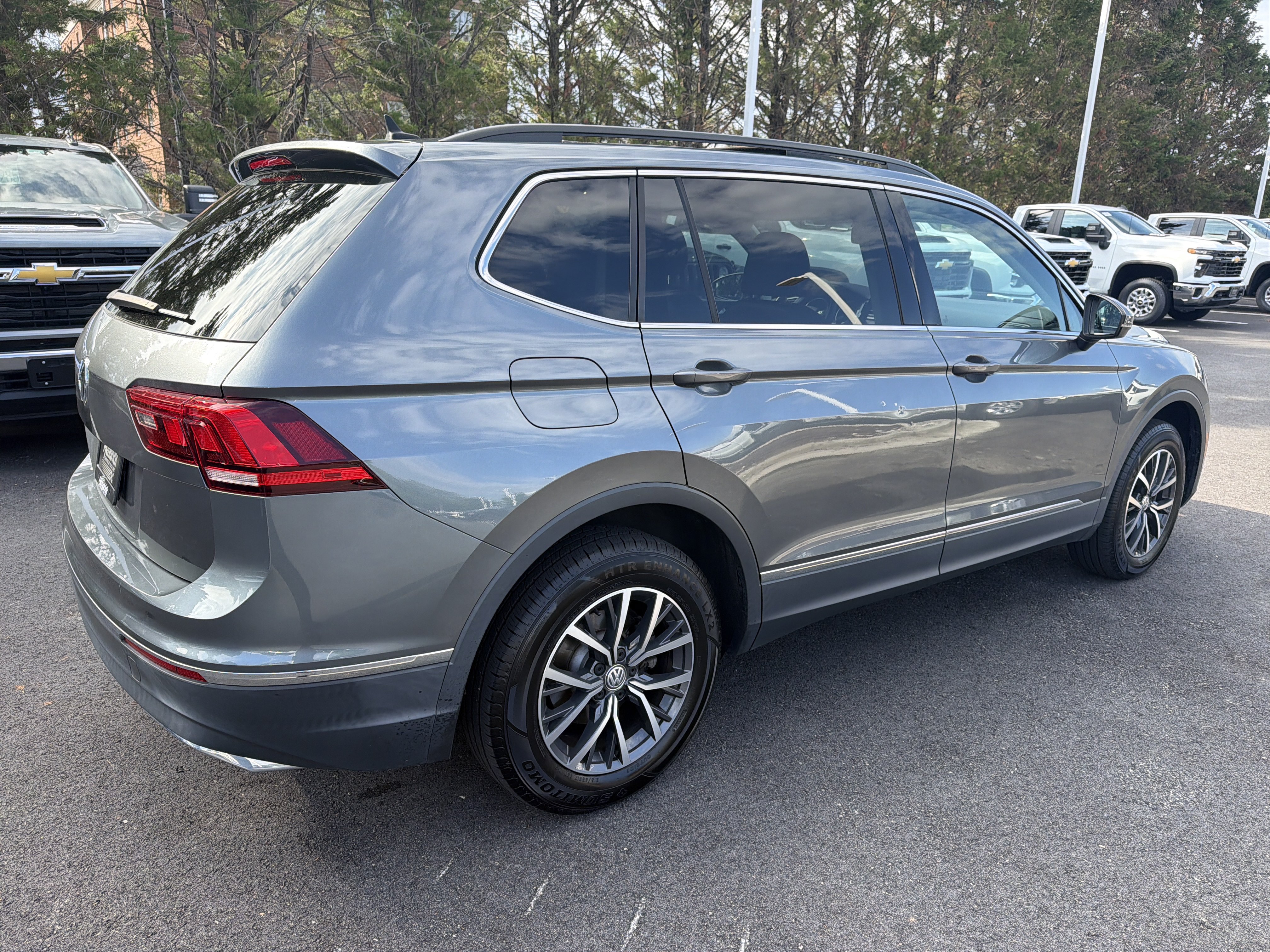 Used 2020 Volkswagen Tiguan SE w/ Panoramic Sunroof Package FWD image 9