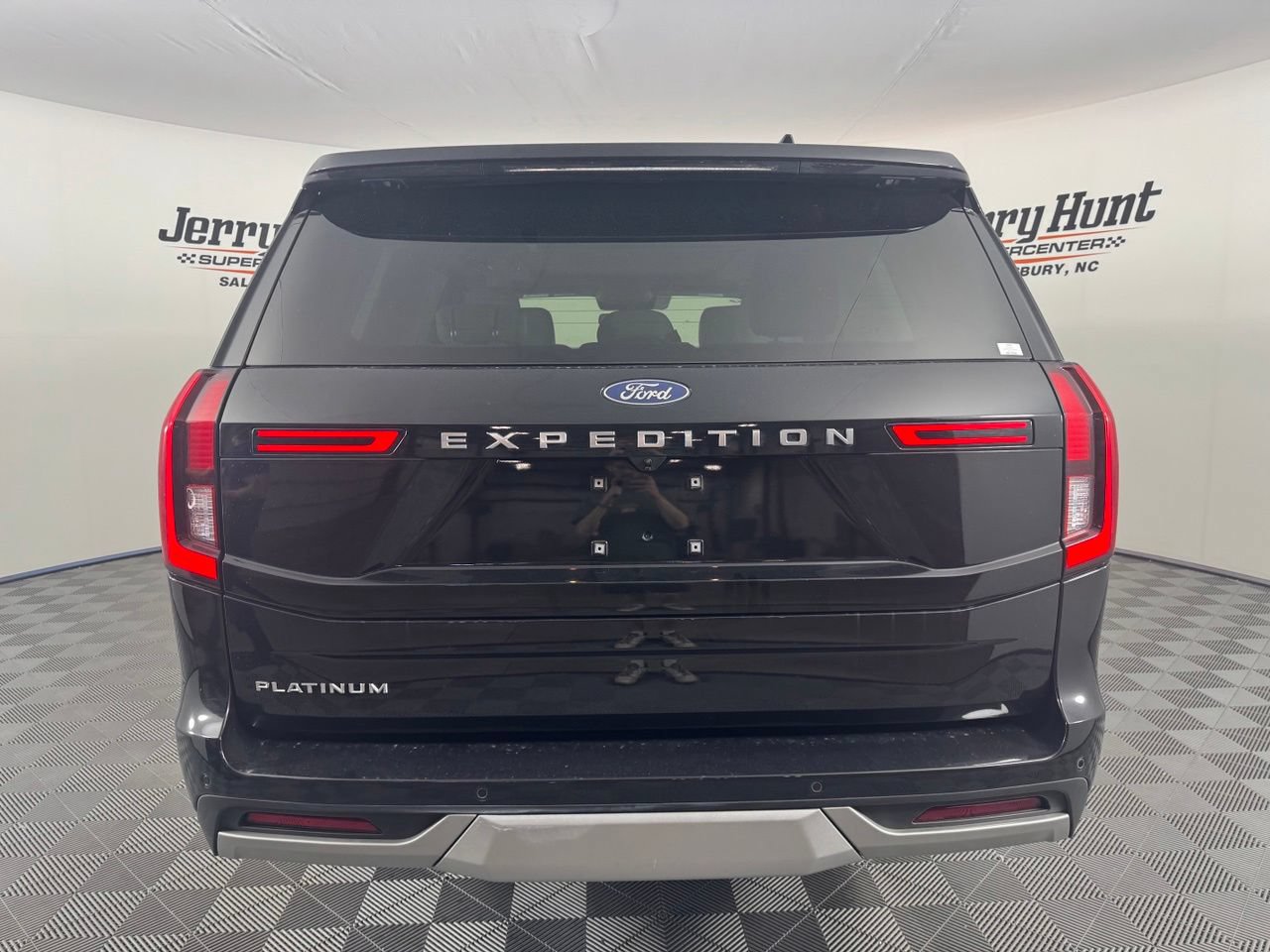 Used 2025 Ford Expedition Platinum w/ Driver's Package AWD/4WD image 8